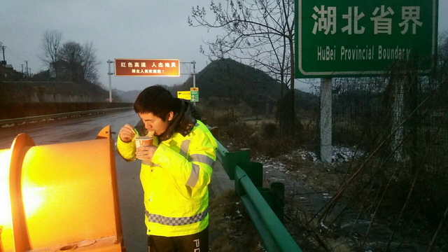 工作中的朱成亮——连续作战在初雪保畅一线，饿了只能在路上泡碗面_调整大小.jpg