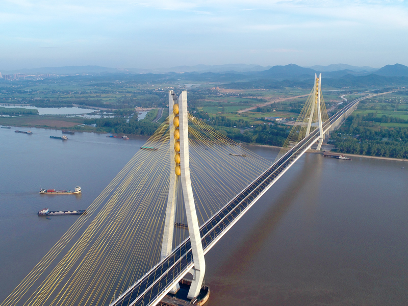2019年8月31日上午，由集团投资建设的池州长江公路大桥建成通车。.jpg