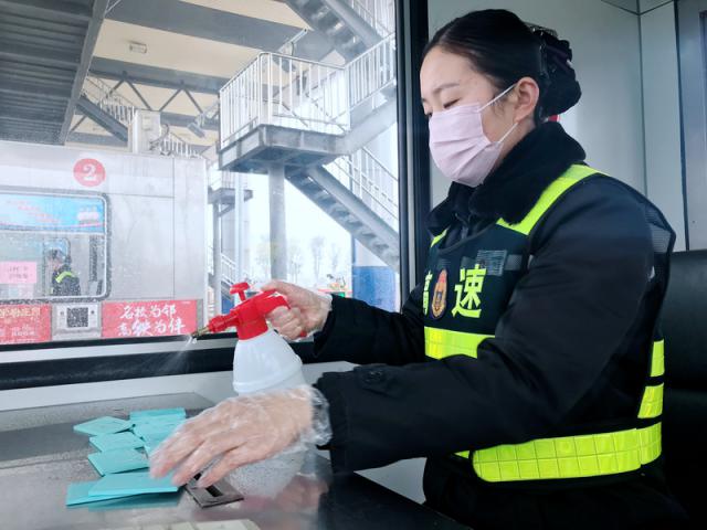 一线员工配备口罩、手套等防护用品坚守岗位，同时做好办公、生活区域及CPC卡的消毒。_调整大小.png