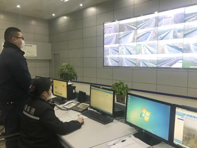 界阜蚌公司收费部部长李国森与妻子王晓丽春节坚守岗位，共战疫情。.jpg