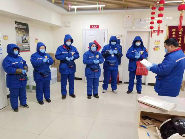 提升防护措施，全力坚守岗位-石化公司加油站早会宣传疫情防控工作.jpg