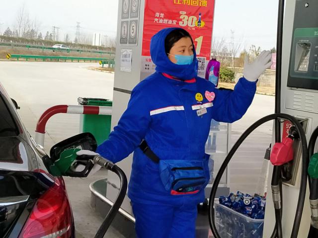 不忘初心，孕妈妈用爱服务不后退-凤台站高引引正在进行加油服务.jpg