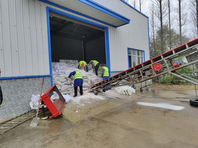 装填融雪剂，严阵以待。_调整大小.jpg